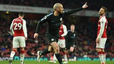 Gelandang Manchester City, David Silva, merayakan gol yang dicetaknya ke gawang Arsenal pada laga Premier League di Stadion Emirates, London, Kamis (1/3/2018). Arsenal kalah 0-3 dari City. (AFP/Glyn Kirk)