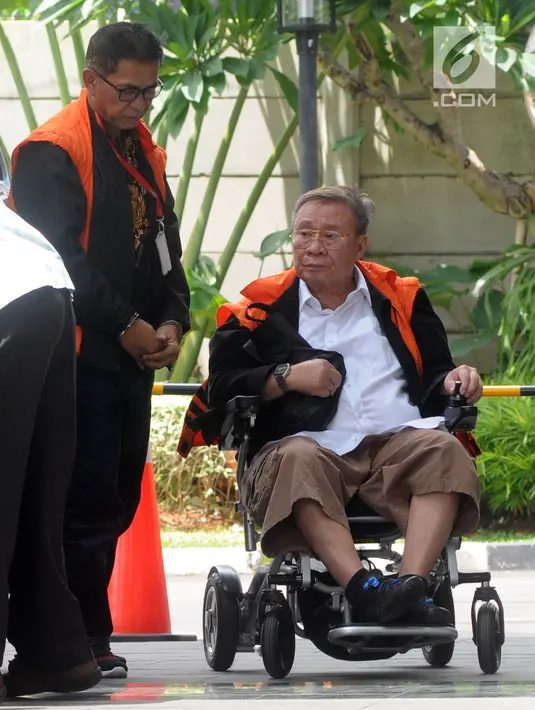 Bupati nonaktif Mesuji Khamami (kiri) dan Dirut PT Wijaya Kusuma Emindo (WKE) Budi Suharto tiba di Gedung KPK, Jakarta, Senin (11/2). Khamami diperiksa sebagai tersangka terkait dugaan menerima suap proyek infrastruktur. (Merdeka.com/Dwi Narwoko)