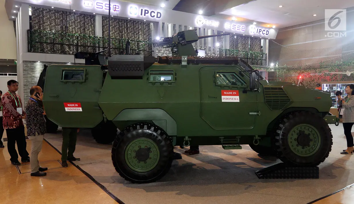 Pengunjung melihat Alutsista buatan Indonesia di Indo Defence 2018 Expo and Forum di JIExpo Kemayoran, Jakarta, Rabu (9/11). Pameran ini jadi ajang promosi bisnis dan alih teknologi bagi industri pertahanan Indonesia dan dunia. (Liputan6.com/JohanTallo)