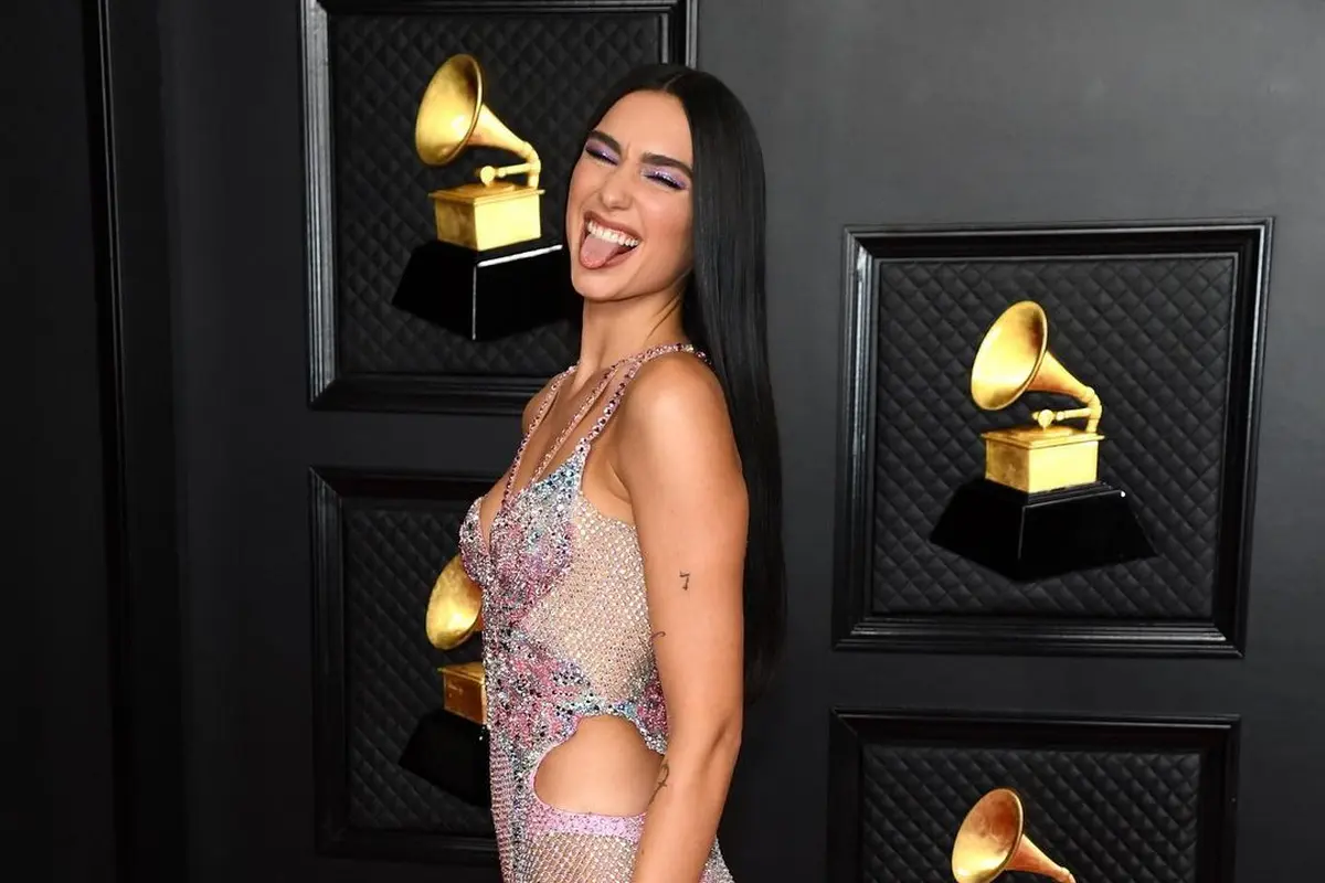 Makna Simbol Kupu-Kupu pada Gaun Versace Dua Lipa di Grammy Awards
