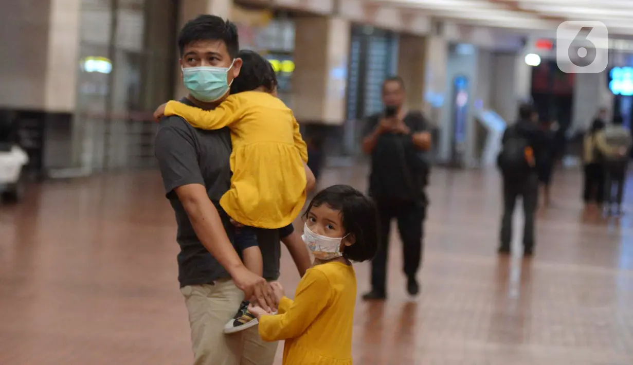 Ekspresi keluarga korban saat berada di Posko Crisis Center Sriwijaya Air SJ 182, Bandara Soekarno-Hatta, Tangerang, Banten, Sabtu (9/1/2021). Keluarga korban masih menunggu kabar terkait hilang kontaknya pesawat Sriwijaya Air SJ 182. (merdeka.com/Imam Buhori)