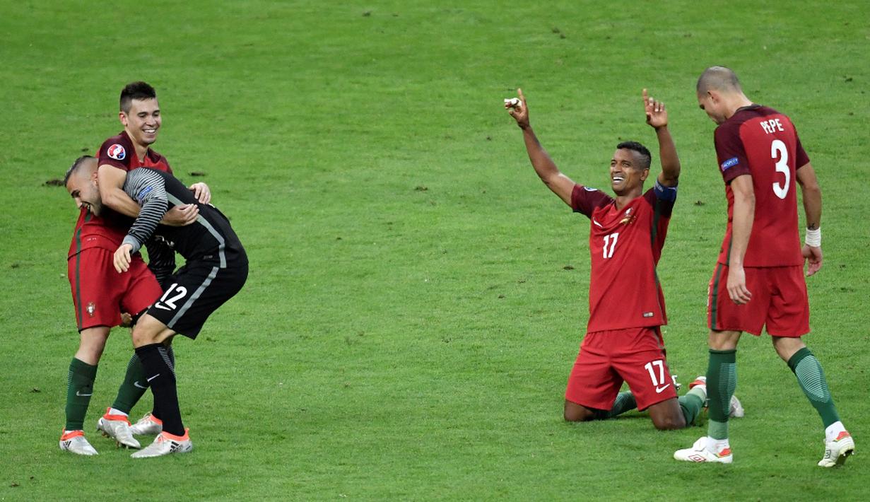 Ekspresi pemain Portugal sesaat setelah meraih gelar juara Piala Eropa 2016 di Stade de France, Saint-Denis, Senin (11/7/2016) dini hari WIB. (AFP/Philippe Lopez)