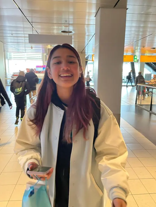 Artis kelahiran Aceh 43 tahun silam itu juga menyebut putrinya gigih. "Kagum dengan kegigihan dan dedikasi anak ini. Sering ia jatuh, nangis, kecewa, sedih dan jatuh lagi. Tapi dia bangun sendiri dan berdiri tegak lagi. Cool kid," tulis Nova Eliza. [Instagram/novaelizatime]