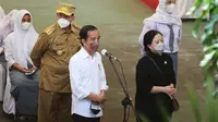 Presiden Jokowi Bersama Ketua DPR Puan Maharani Dan Gubernur Banten, Wahidin Halim, Saat Meninjau Vaksin Untuk Pelajar Di Kota Serang. (Selasa, 21/09/2021).