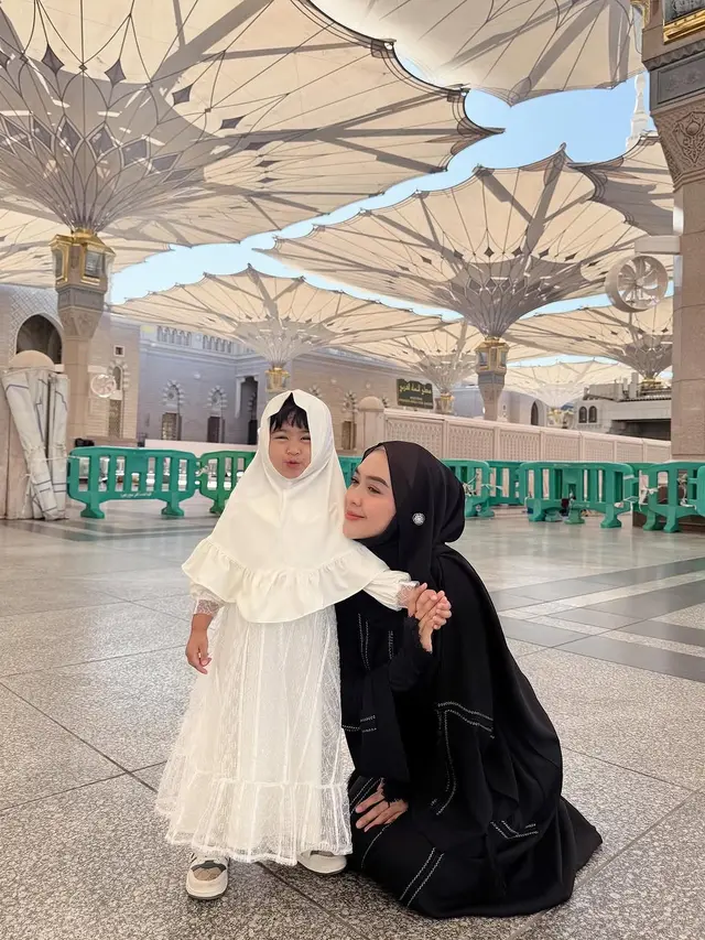 Potret Ria Ricis dan Moana saat di Masjid Nabawi (credit: instagram/riaricis1795)
