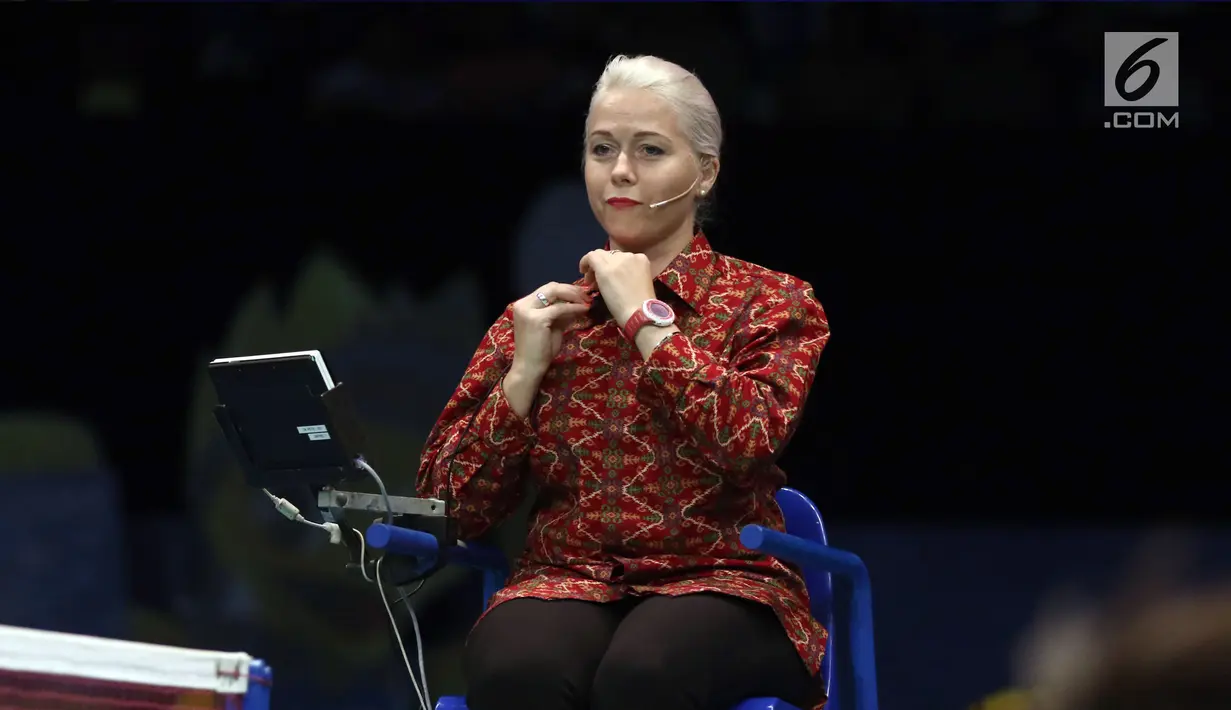 Wasit asal Estonia, Iris Metspalu bersiap memimpin laga semifinal Indonesia Open 2017 di JCC Plenary Hall, Jakarta, Sabtu (17/6). Di semifinal Indonesia Open 2017, para wasit mengenakan kemeja batik lengan panjang. (Liputan6.com/Helmi Fithriansyah)