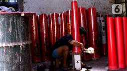 Pekerja menyelesaikan pembuatan lilin di Karawaci, Kota Tangerang, Banten, Jumat (28/1/2022). Jelang Hari Raya Imlek, produksi lilin yang dijual dari harga Rp14 ribu hingga Rp20 juta tersebut meningkat hingga lima kali lipat dibanding hari biasanya. (Liputan6.com/Angga Yuniar)