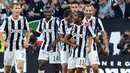 Gelandang Juventus, Douglas Costa (depan melakukan selebrasi usai mencetak gol ke gawang Lazio pada lanjutan Liga Serie A Italia di Stadion Allianz di Turin, (14/10). Juventus kalah 2-1 atas Lazio. (Alessandro Di Marco / ANSA via AP)