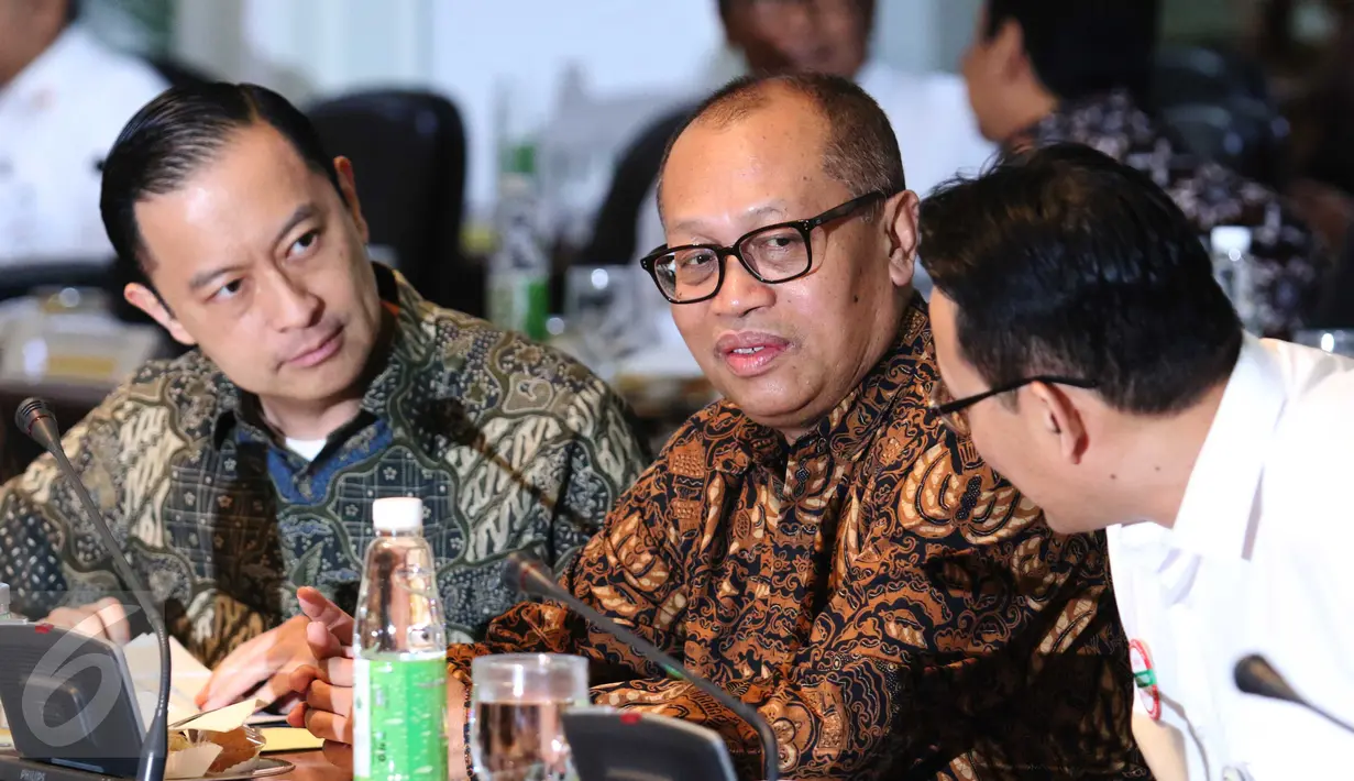 Kepala BKPM Thomas Lembong dan Dirut BPJS Ketenagakerjaan Agus Susantosaat mengikuti rapat terbatas di Istana, Jakarta, Rabu (29/3). (Liputan6.com/Angga Yuniar)