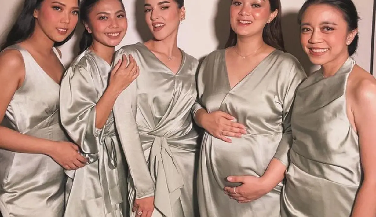 Pakaian abu-abu berbahan silk yang memberikan kesan shining tersebut dibuat Tasya Farasya menjadi dress slit lengan panjang kerah v neck.  [@tasyafarasya]