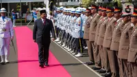 Menteri Pertahanan Prabowo Subianto memeriksa barisan pasukan kehormatan saat upacara penyambutan di Kementerian Pertahanan, Jakarta, Kamis (24/10/2019). Prabowo disambut upacara militer sebelum serah-terima jabatan (sertijab) Menteri Pertahanan dari Ryamizard Ryacudu. (Liputan6.com/Faizal Fanani)