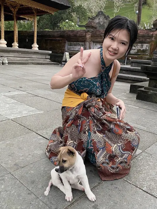 <p>Berlibur ke Bali, nampak Felicia mengenakan kain batik dari atasan model high neck serta kain lilit nya. Wajahnya pun tampil natural. (@feliciatissue)</p>