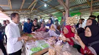 Presiden Joko Widodo atau Jokowi memantau langsung stabilitas harga dan ketersediaan bahan pokok ke Pasar Sungai Ringin, Kabupaten Sekadau, Kalimantan Barat. (Foto: Dokumentasi Biro Pers Sekretariat Presiden).