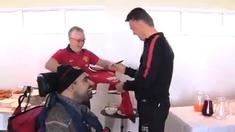 Seorang fan difabel Manchester United memberikan saran siapa saja yang harus diincar Louis van Gaal di musim panas mendatang.