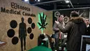 Pengunjung mendapat informasi tentang ganja di International Cannabis Expo yang berlangsung di Athena, Yunani, Minggu (14/1). Legalisasi ganja medis diharapkan menarik investasi sebesar 1,5 miliar euro sampai 2 miliar euro. (AFP PHOTO/LOUISA GOULIAMAKI)