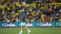 Penyerang anyar Barcelona, Vitor Roque, saat melakukan pemanasan jelang laga melawan Las Palmas pada jornada 19 La Liga Spanyol di Stadion Gran Canaria, Jumat (5/1/2024) dini hari WIB. Vitor Roque mendapatkan debutnya sebagai pemain pengganti pada babak kedua. (DESIREE MARTIN / AFP)