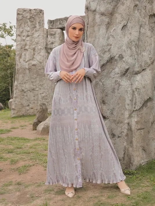 Kali ini Shireen Sungkar meluncurkan koleksi Ramadan lewat brad nya Shi by Shireen Sungkar. Salah satu koleksi yang patut dimiliki ialah dress plisket warna pastel bermotif. [@shibyshireen]