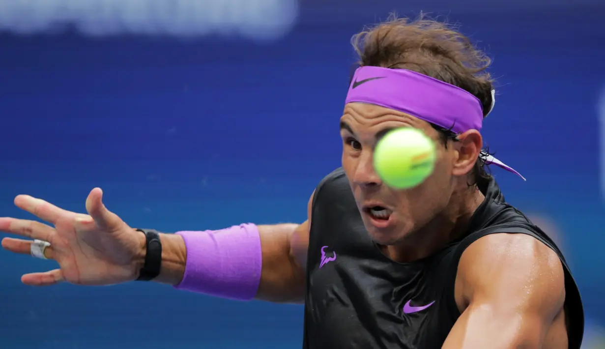 Petenis Spanyol, Rafael Nadal mengembalikan tembakan ke Daniil Medvedev dari Rusia pada babak final AS Terbuka 2019 di New York, Minggu (8/9/2019). Nadal menjadi juara melalui pertarungan lima set 7-5, 6-3, 5-7, 4-6, dan 6-4. (AP Photo/Charles Krupa)