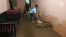 Warga membersihkan rumah mereka akibat banjir yang melanda Kampung Melayu, Jakarta Timur, Senin (25/6). Banjir kiriman ini terjadi akibat hujan deras yang mengguyur wilayah Bogor sejak kemarin. (Liputan6.com/Arya Manggala)