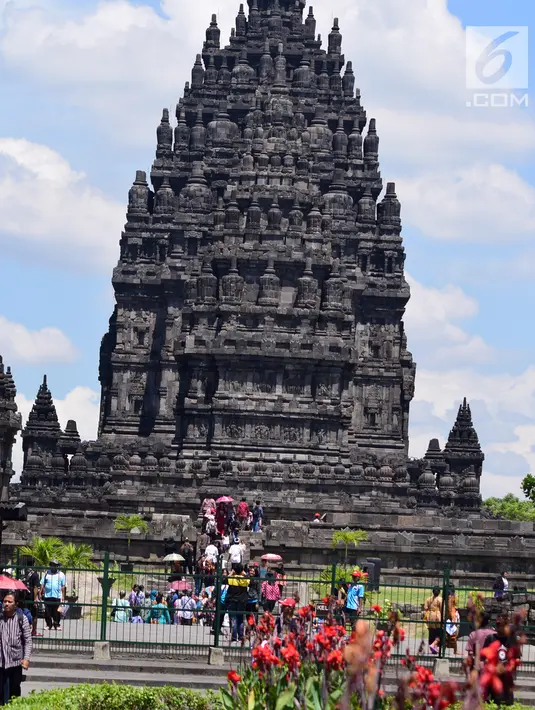 Suasana prosesi Tawur Agung di Candi Prambanan, Klaten, Jateng, Jumat (16/3). Prosesi Tawur Agung ini diikuti oleh ribuan umat Hindu. (Liputan6.com/Gholib)