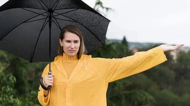 wanita bermain hujan