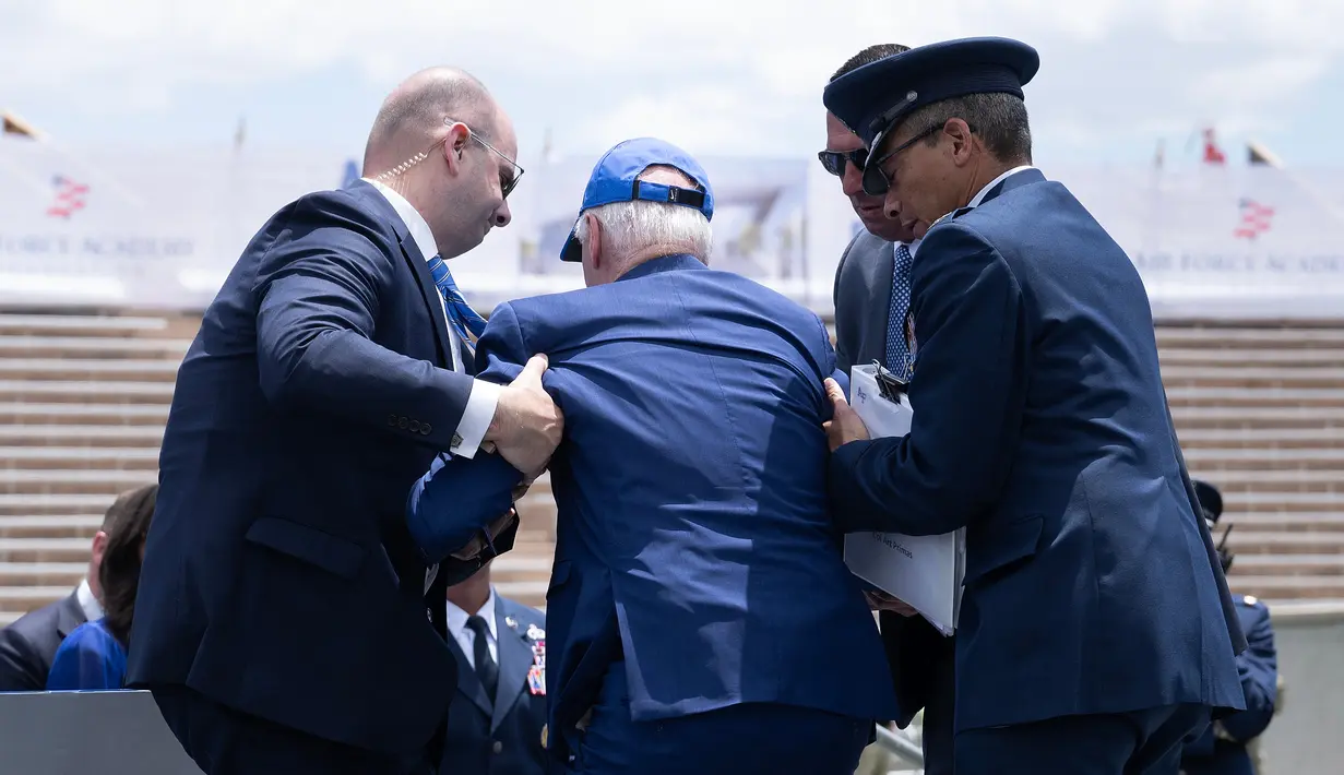Biden tampaknya tidak memerlukan bantuan lebih lanjut. (Photo by Brendan Smialowski / AFP)