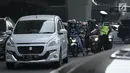 Polisi menghentikan mobil yang melanggar sistem ganjil genap di Jalan MT Haryono, Jakarta, Rabu (1/8). Hari pertama pemberlakuan sistem ganjil genap di kawasan Pancoran diwarnai dengan penilangan puluhan mobil. (Merdeka.com/Iqbal S. Nugroho)