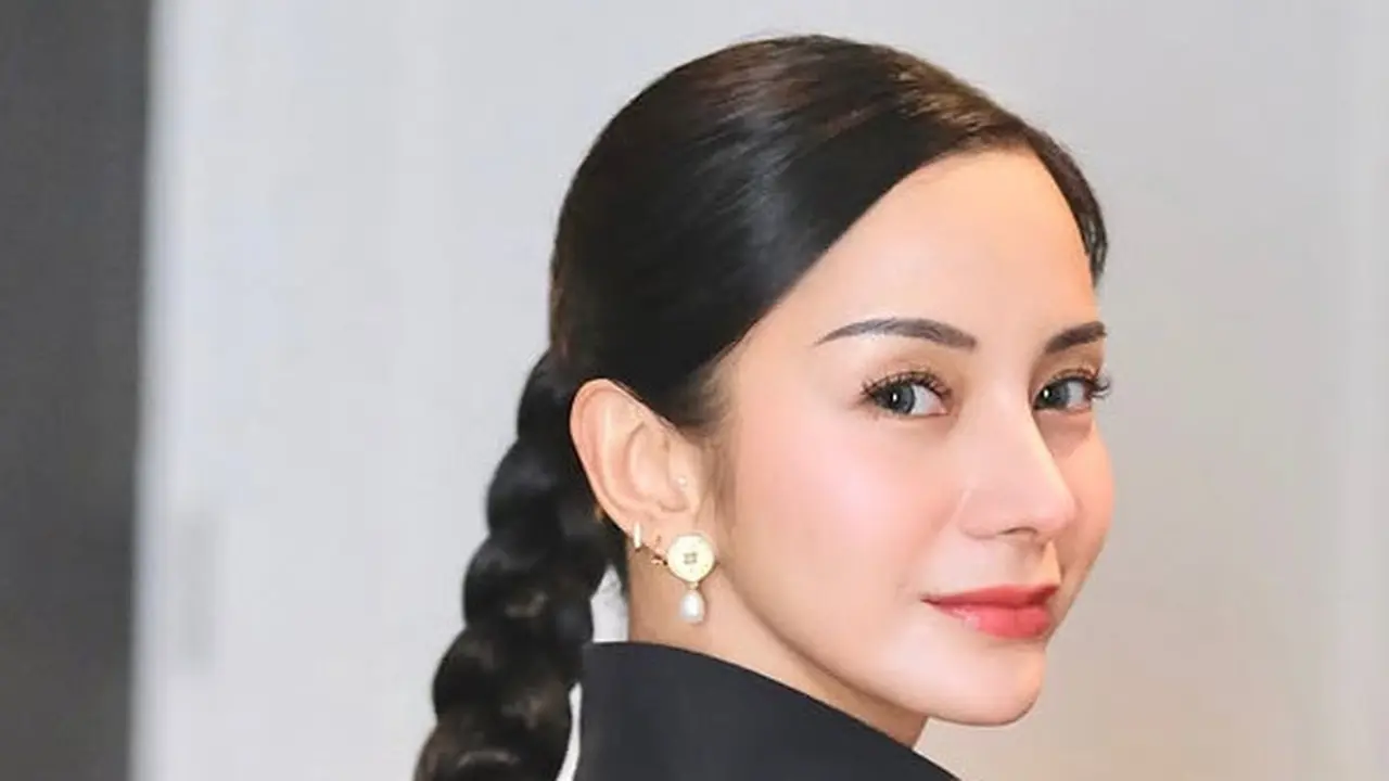 Kirana Larasati dengan Gaya Rambut Kepang. [@arlynhairdo]