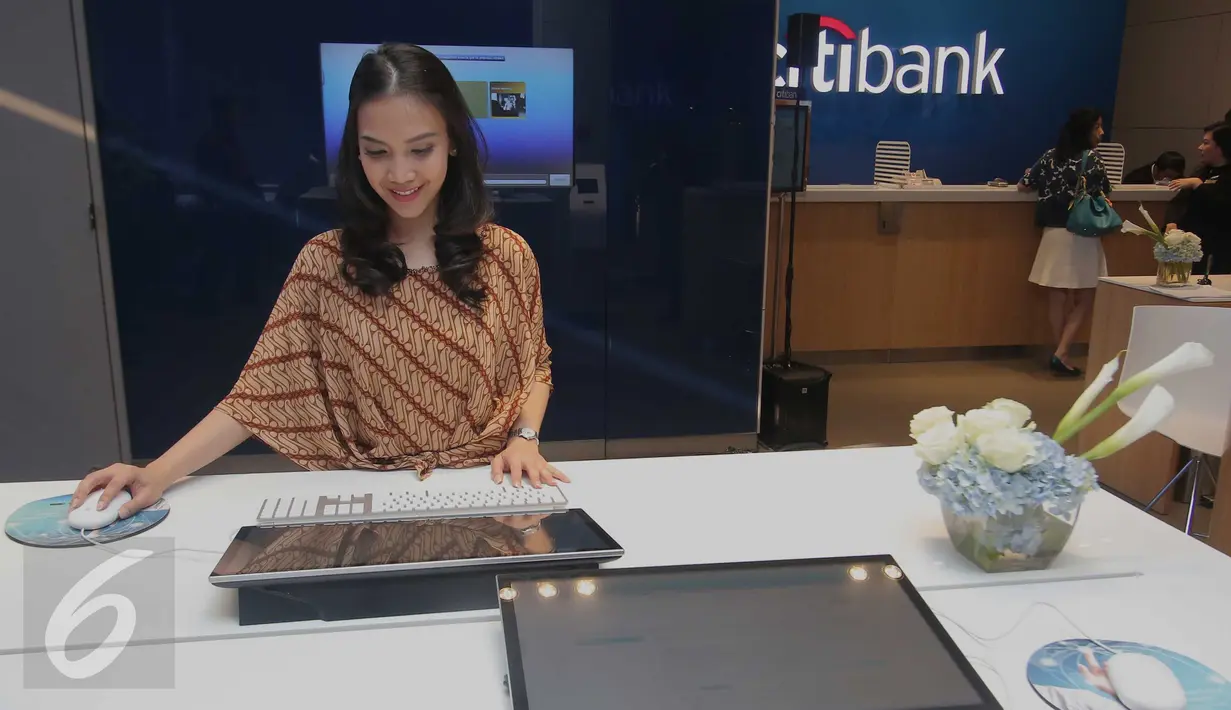 Seorang Nasabah saat melihat aplikasi Citi Smart Branch di kantor Citi Bank cabang Indah Kapuk, Jakarta, Jumat (30/10/2015). Citi Bank ingin menghadirkan inovasi terbaik untuk nasabahnya. (Liputan6.com/Angga Yuniar)