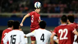 Pemain Tiongkok, Mei Fang, menyundul bola saat melawan Bhutan dalam Kualifikasi Piala Dunia 2018 di Changsha, Tiongkok, (12/11/2015). (China Out/AFP Photo)