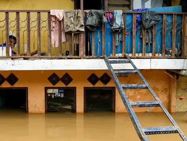 Pemukiman penduduk Kampung Pulo, Jatinegara Barat kembali terendam banjir, Jakarta, Rabu (25/11/2015). Air aliran kali Ciliwung mulai memasuki rumah warga sekitar pukul 03.00 Wib dini hari tadi. (Liputan6.com/Yoppy Renato)