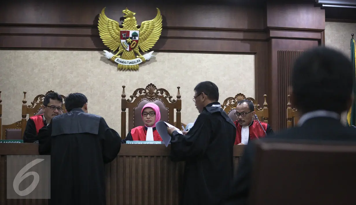 Jaksa dan penasehat hukum Abdul Khoir menghadap hakim saat sidang perdana Abdul Khoir di Pengadilan Tipikor, Jakarta, Senin (4/4). Khoir didakwa memberikan suap sebesar Rp38,51 M kepada anggota DPR dan 1 pejabat Kemen PUPR. . (Liputan6.com/Faizal Fanani)