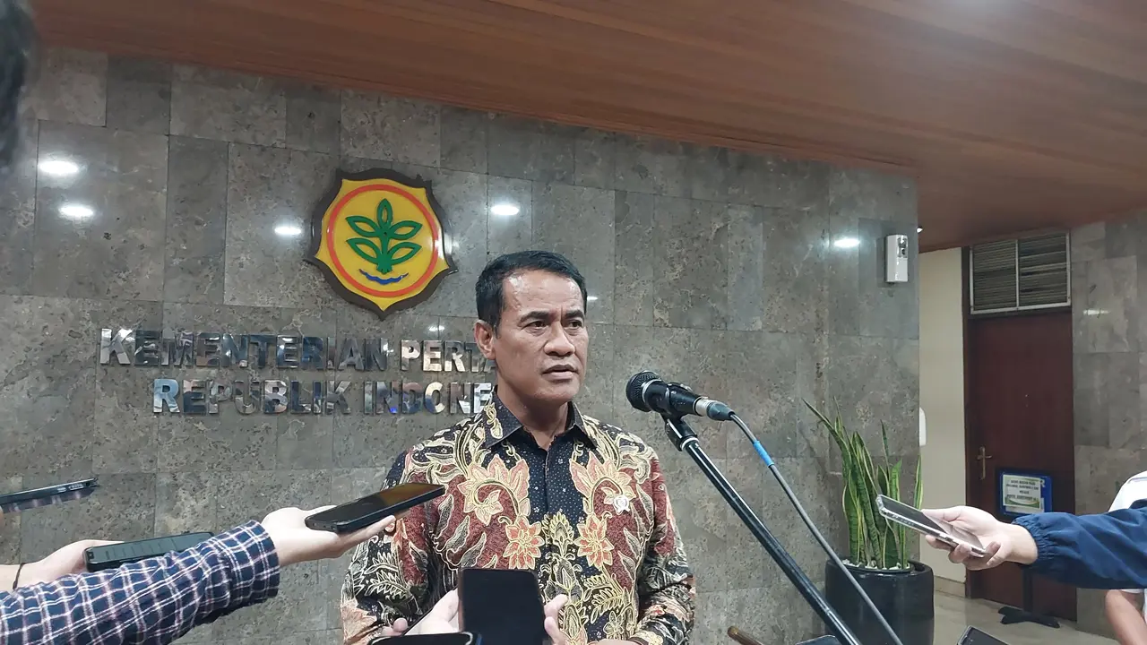 Menteri Pertanian (Mentan) Andi Amran Sulaiman di Kantor Kementerian Pertanian, Jakarta, Selasa (7/11/2023). Mentan akan mempermudah aturan bagi penerima pupuk subsidi. (Arief/Liputan6.com)