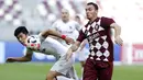 Pemain Shanghai SIPG, Li Shenglong, berebut bola dengan pemain Vissel Kobe, Thomas Vermaelen, pada laga Liga Champions Asia di Doha, Qatar, Senin (7/12/2/2020). Vissel Kobe menang dengan skor 2-0. (AP Photo/Hussein Sayed)