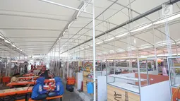 Suasana yang terlihat sepi di lapak relokasi Taman Kota Intan, Jakarta, Selasa (24/10). Karena keberadaan pasar yang jauh dari kawasan wisata Kota Tua menyebabkan Taman Kota Intan tersebut sepi dari pengunjung. (Liputan6.com/Immanuel Antonius)