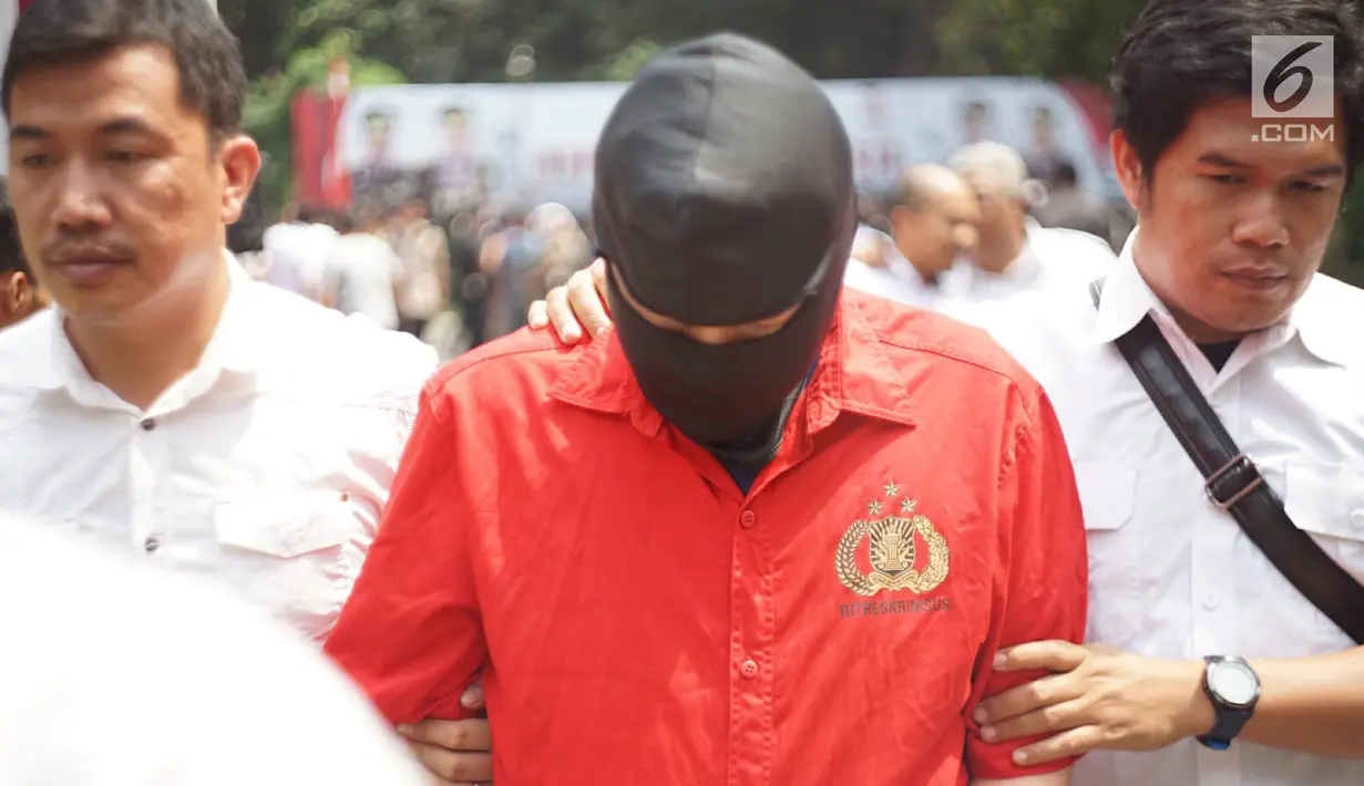 Tersangka dihadirkan saat rilis kasus penyelundupan perangkat telekomunikasi elektronik di Polda Metro Jaya, Jakarta, Kamis (29/8/2019). Polda Metro Jaya menangkap empat orang pelaku penyelundupan 5.572 HP berbagai merek dari China ke Jakarta tanpa membayar pajak untuk dijual kembali.(Liputan6.com/I
