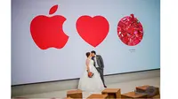 Jermyn Wee dan Chia Suat Huang memiliki Apple Store sebagai venue foto pernikahan mereka (Sumber: Her World Brides)