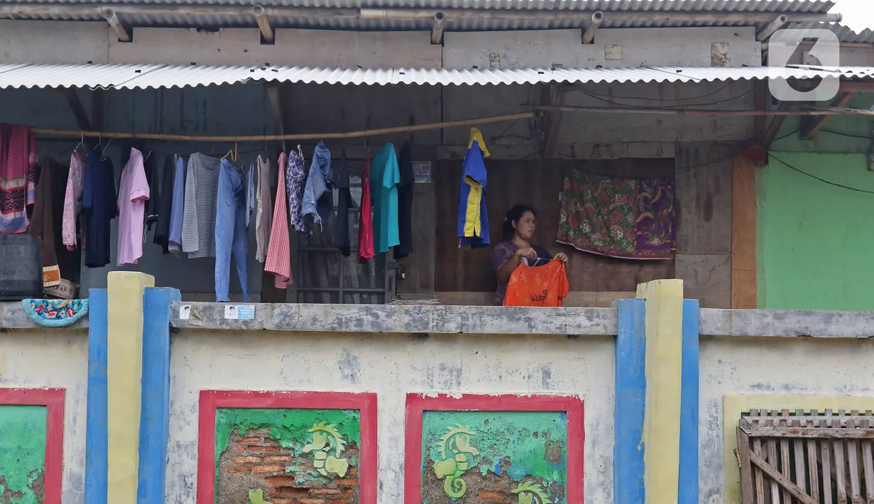 Warga menjemur pakaian di kawasan Kampung Tembok, Muara Angke, Jakarta Utara, Rabu (4/3/2020). Menurut keterangan warga, Kampung Tembok berdiri saat beberapa pendatang mendirikan pemukiman di atas rawa yang berbatasan langsung dengan budidaya mangrove. (Liputan6.com/Herman Zakharia)