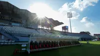 Kondisi Stadion Kapten I Wayan Dipta, Gianyar, Bali, tampak siap menggelar laga final Piala Presiden 2026 yang mempertemukan Persib Bandung melawan Persebaya Surabaya. Pertandingan perebutan gelar tersebut akan berlangsung di stadion berkapasitas sekitar 25 ribu penonton ini setelah Persib menyingkirkan Persija Jakarta dan Persebaya mengalahkan Arema FC di babak semifinal. (KapanLagi.com/Budy Santoso)