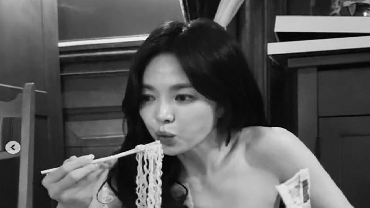 Song Hye Kyo Bikin Heboh Usai Pamer Foto Makan Ramen Berbalut Gaun Cantik