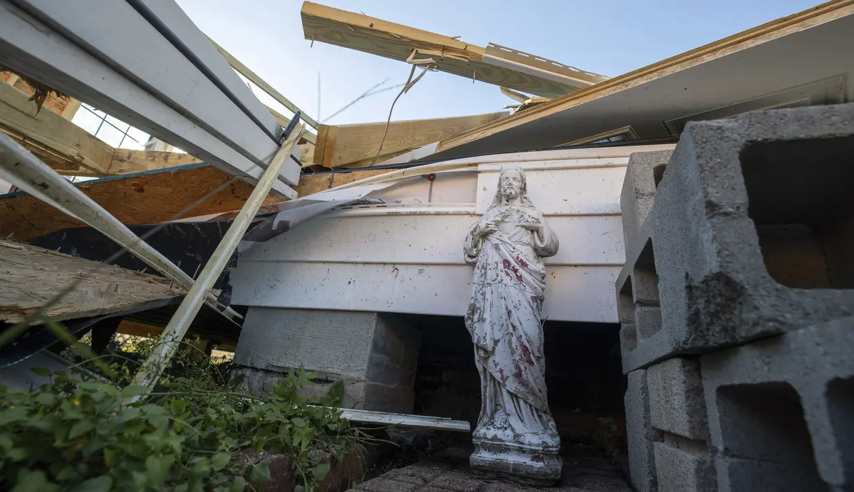Patung religius berdiri di antara kerusakan di sepanjang Tita Street di Algiers, sebuah lingkungan di New Orleans Kamis (15/12/2022). Gubernur Louisiana John Bel Edwards mengatakan, sebanyak 21 tornado telah menghantam wilayah pada Selasa dan Rabu, meninggalkan jejak kerusakan yang cukup parah. (David Grunfeld/The Times-Picayune/The New Orleans Advocate via AP)
