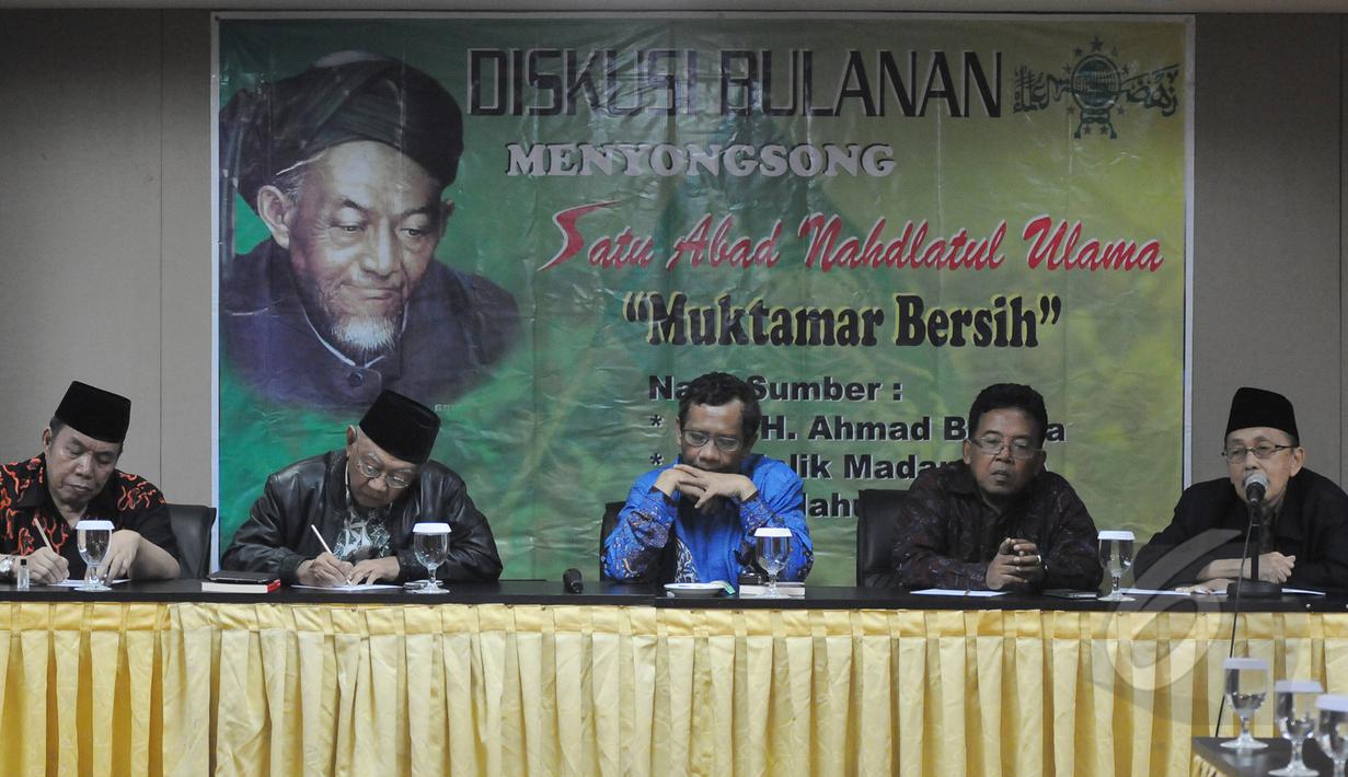 Para tokoh Nahdlatul Ulama (NU) Mahfud MD (tengah), Salahuddin Wahid (kedua dari kiri) dan Malik Madani (kiri) menjadi narasumber dalam diskusi menyambut satu abad NU dan Muktamar NU ke-33 di Jakarta, Senin (30/3/2015). (Liputan6.com/Herman Zakharia)