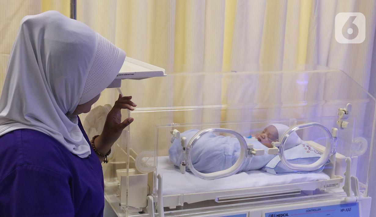 Perawat melihat kondisi bayi yang baru lahir di Rumah Sakit Ibu dan Anak Tambak, Jakarta, Kamis (20/2/2020). Bayi laki-laki yang belum diberi nama dari pasangan Khaidah Nurmayanti dan Agus Suseno itu lahir pada tanggal 20 bulan 02 tahun 2020 atau 20-02-2020. (Liputan6.com/Herman Zakharia)
