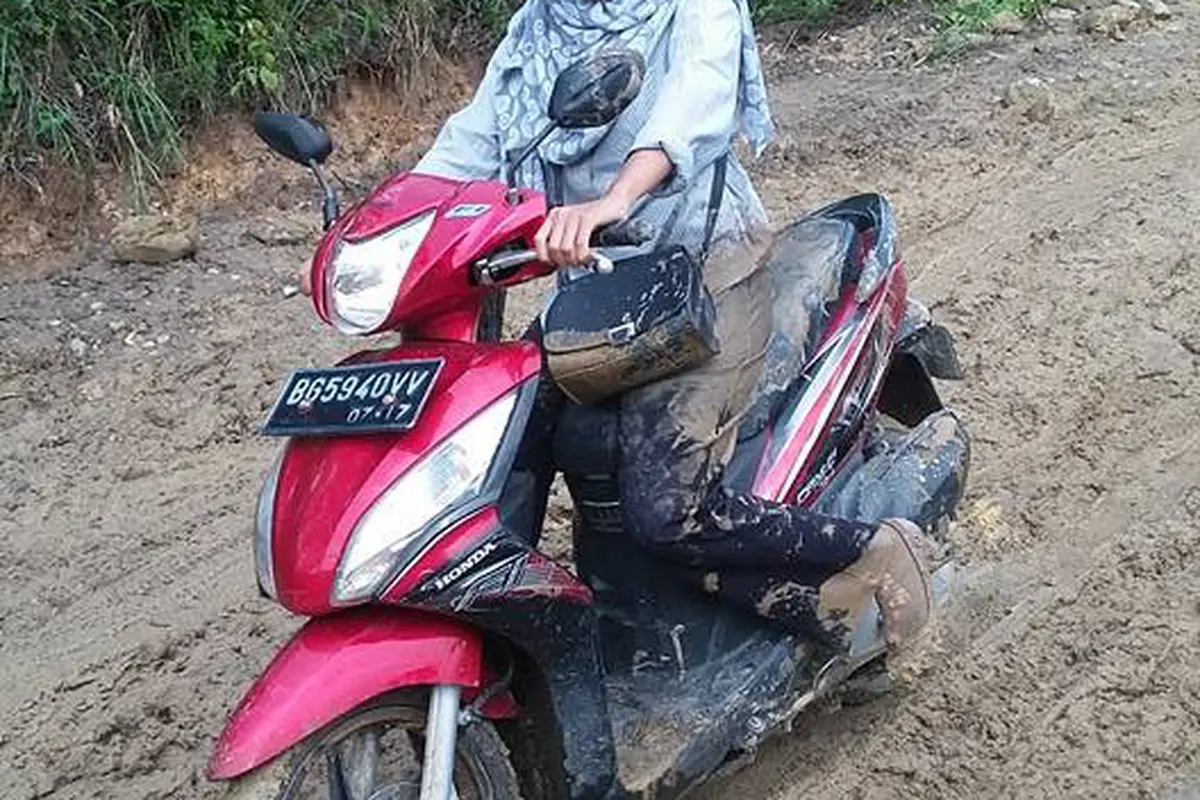 Kisah Pilu Guru di Palembang, Rela Menerjang Lumpur Demi Mengajar