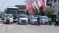Petugas mengatur arus lalu lintas di jalur alteri Brebes Timur, Jawa Tengah, Senin (4/7). Petugas menambah jangkauan contra flow yang sebelumnya 10 km menjadi 12 km untuk mengurai kemacetan panjang di kawasan tersebut. (Liputan6.com/Angga Yuniar)