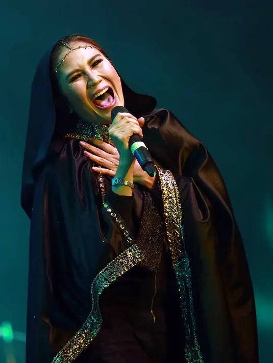 Pelantun 'Mengapa' ini mampu bangkitkan semangat penonton Kampung GaSS 2 yang menampilkan sekitar seratus seniman dengan berbagai genre tersebut.  (Deki Prayoga/Bintang.com)