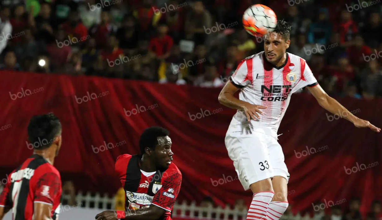 Bek Persija, William Pachecho, membuang bola dari jangkauan pemain Persipura pada laga Torabika Soccer Championship 2016 di Stadion Mandala, Jayapura, Jumat (29/4/2016). (Bola.com/Nicklas Hanoatubun)