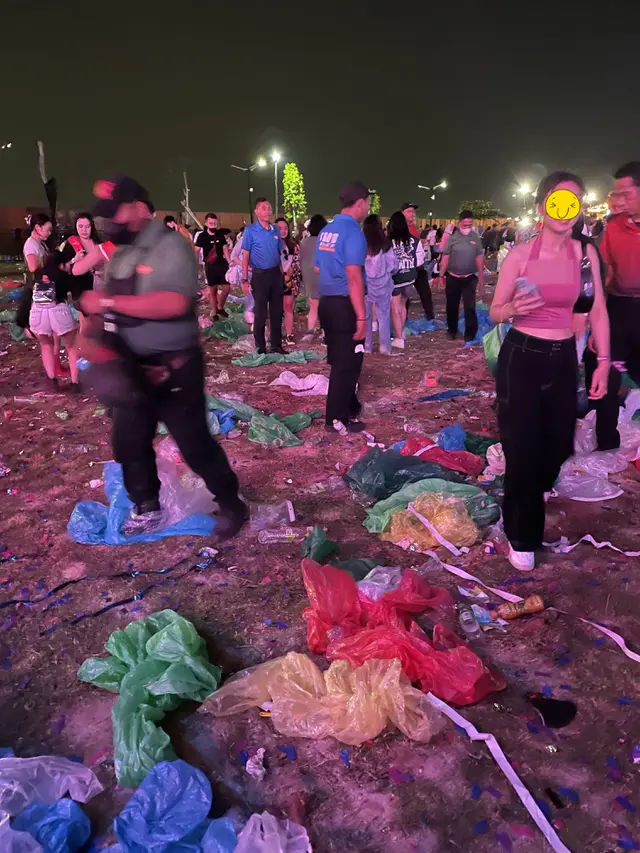 Sampah Jas Hujan Berserakan di Akhir Konser HITC Jakarta, 6 Potretnya Tuai Sorotan