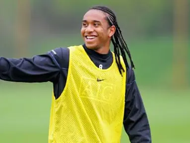 Manchester United's Brazilian midfielder Anderson gestures during a training session at the Carrington training complex in Manchester on April 17, 2009. AFP PHOTO/ANDREW YATES 