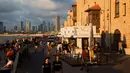 Orang-orang menikmati suasana di Pelabuhan Jaffa, Israel, 21 Juli 2018. Pelabuhan Jaffa adalah tempat kuno dibagian selatan Tel Aviv, Israel yang menghadap ke Laut Mediterania. (AP Photo/Oded Balilty)